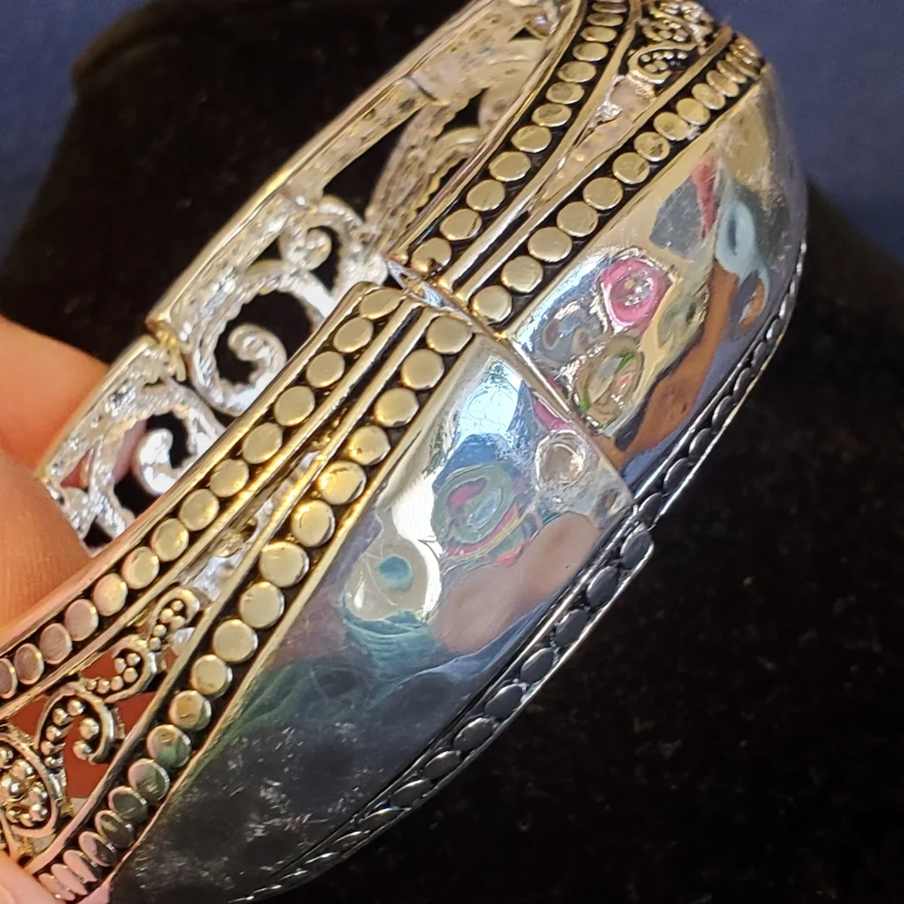 Fashion Leader silvertone scroll stretch bangle bracelet
